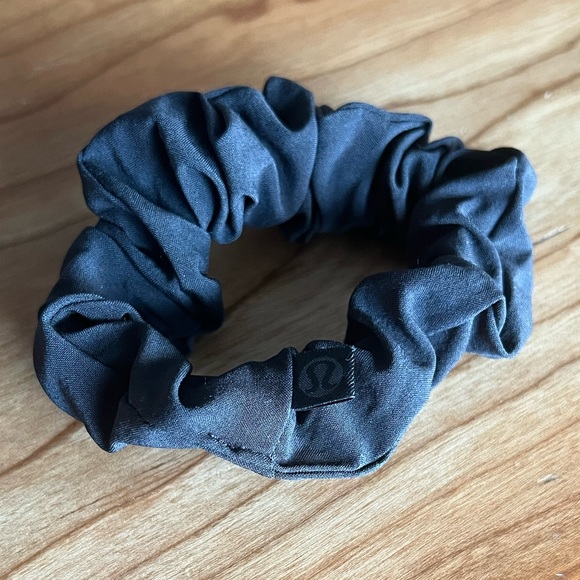 🍩 lululemon Hair Scrunchies (set of 2) - Picture 2 of 3